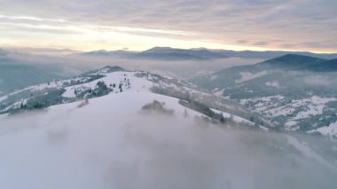 Kış boyunca Carpatian dağlarının üzerinden uç, kuş bakışı manzaralı güzel bir manzara, Uhd 4k