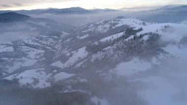 Kış boyunca Carpatian dağlarının üzerinden uç, kuş bakışı manzaralı güzel bir manzara, Uhd 4k