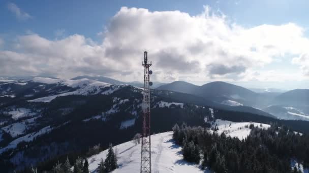 飞越无线电通信塔 覆盖着高山积雪的冬季风景 — 图库视频影像