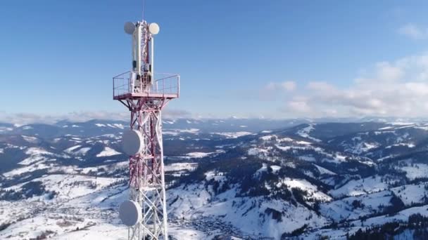 Vliegen Radio Communicatietoren Berg Sneeuw Bedekt Winterlandschap — Stockvideo