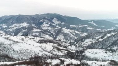 Kış Dağları 'ndaki küçük bir köy. Drone Camera ile Çekildi.