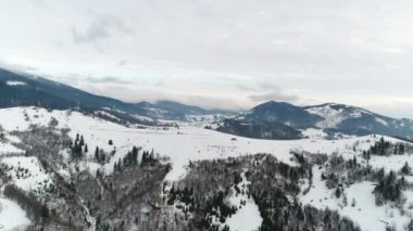 Kış Dağları 'ndaki küçük bir köy. Drone Camera ile Çekildi.