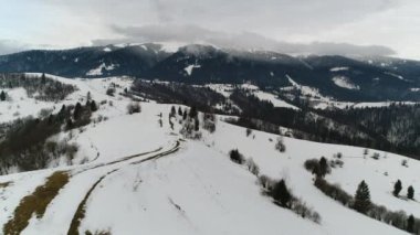 Kış Dağları 'ndaki küçük bir köy. Drone Camera ile Çekildi.