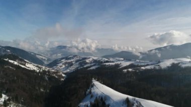 Kış Karpatları doğası, gerçek zamanlı hava manzarası, Uhd 4k