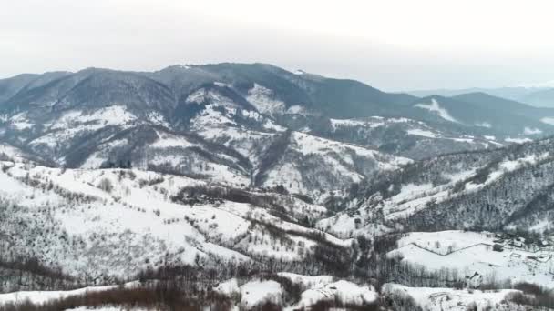 Malá Vesnice Zimních Horách Fotoaparát Pořízen Pomocí Dronu — Stock video