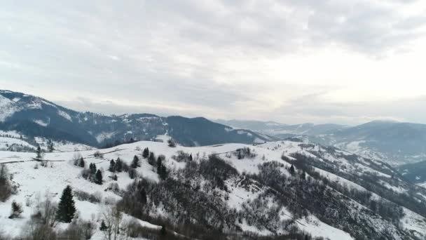 Pequeño Pueblo Las Montañas Invierno Tomado Con Cámara Del Dron — Vídeo de stock