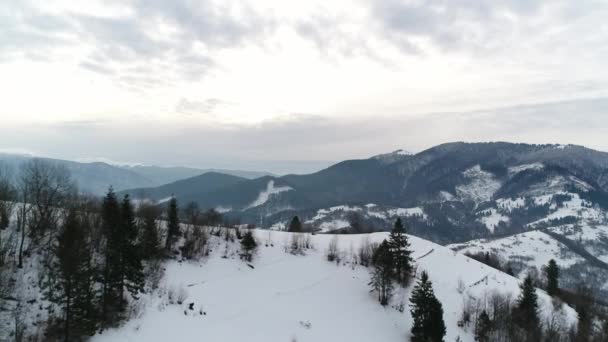 Malá Vesnice Zimních Horách Fotoaparát Pořízen Pomocí Dronu — Stock video