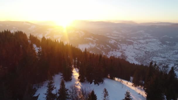 Uitzicht Vanuit Lucht Bij Zonsondergang Winter Mountain — Stockvideo