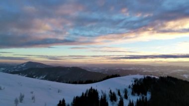 Carpatian dağlarında kış, gün batımı manzarası kuş bakışı, Uhd 4k