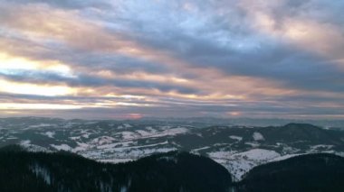 Carpatian dağlarında kış, gün batımı manzarası kuş bakışı, Uhd 4k