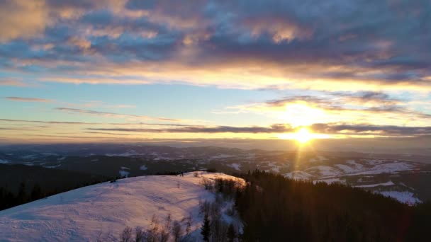 Vinter Karpatiska Bergen Vackert Solnedgångslandskap Med Fågelperspektiv Uhd — Stockvideo