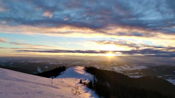 Vinter Karpatiska Bergen Vackert Solnedgångslandskap Med Fågelperspektiv Uhd — Stockvideo