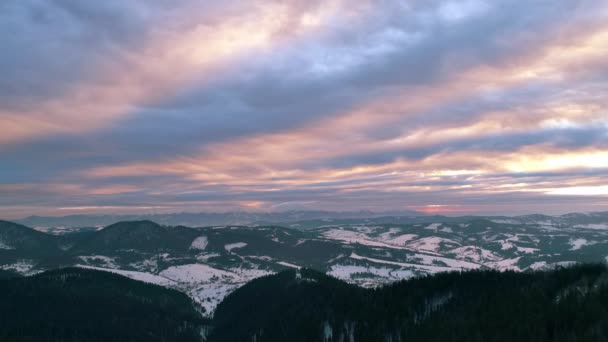 カルパチア山脈の冬 鳥の目の景色を望む美しい夕日の風景 Uhd — ストック動画