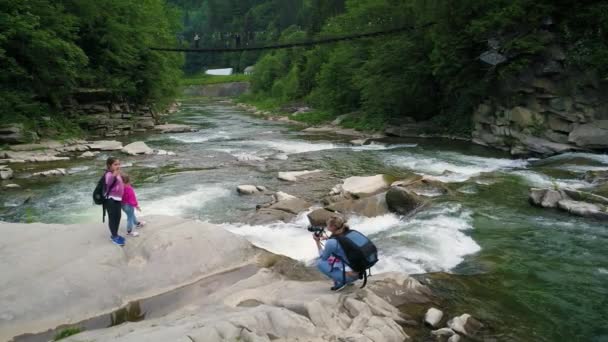 Gente Cerca Hermosas Aguas Fluidas Río Bosque Verde Las Montañas — Vídeos de Stock