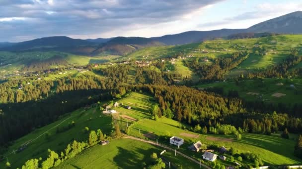 Dağ Köyü Yeşil Carpatian Dağlar Çayırda Bulutlu Gökyüzü Altında Yaz — Stok video