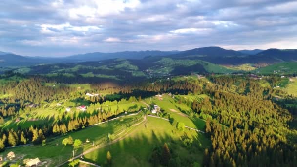 Landskap Bergsbyn Carpatian — Stockvideo