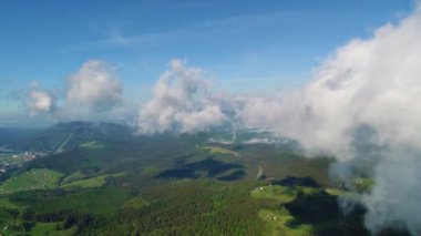 Güzel bulutlar sayesinde güneş, Karpat Dağları üzerinde parlıyordu.