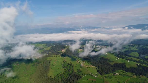 Schöne Wolken Schienen Durch Die Sonne Über Den Karpaten — Stockvideo
