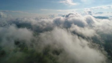 Güzel bulutlar sayesinde güneş, Karpat Dağları üzerinde parlıyordu.