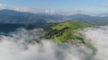 Güzel bulutlar sayesinde güneş, Karpat Dağları üzerinde parlıyordu.