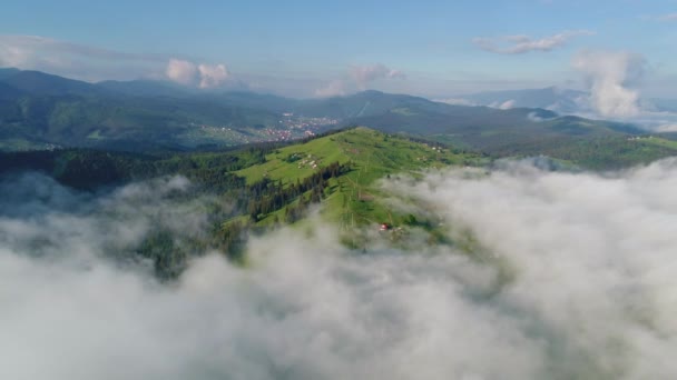 Lindas Nuvens Brilharam Através Sol Sobre Montanhas Dos Cárpatos — Vídeo de Stock