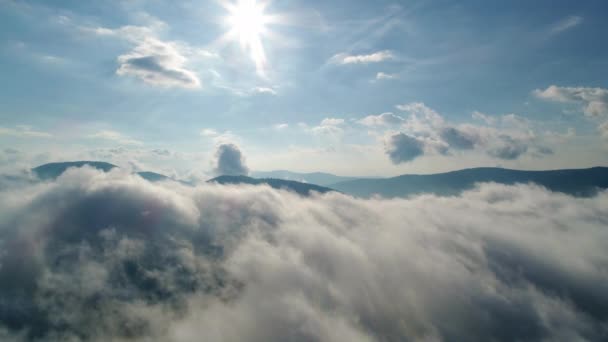 Hermosas Nubes Brillaban Través Del Sol Sobre Montañas Cárpatas — Vídeo de stock