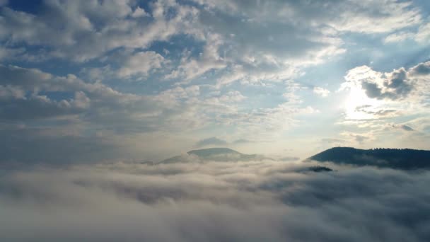 Hermosas Nubes Brillaban Través Del Sol Sobre Montañas Cárpatas — Vídeo de stock