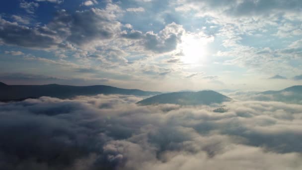 Lindas Nuvens Brilharam Através Sol Sobre Montanhas Dos Cárpatos — Vídeo de Stock