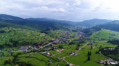 Karpatya dağlarındaki Yablunytsia köyünün hava manzarası, kuş bakışı manzara, insansız hava aracı kamerası..