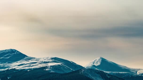 Hermosa Montaña Mañana Soleada Montaña Bajo Cielo — Vídeo de stock