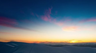 Güzel Dağ Güneşli Sabah, Gök Altındaki Dağ