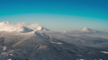 Güzel Dağ Günü, Bulutlu Kış Ağaçları