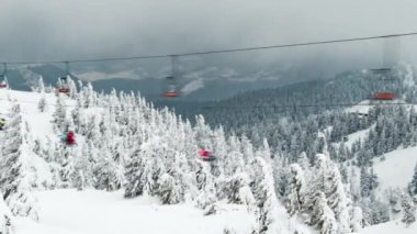 Turistli fünyeler yamaca gidip kayak merkezine geri dönüyorlar. Kış hafta sonları ve Noel tatillerinde tatil kavramı. Kopyalama alanı