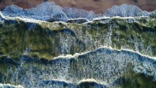 砂のビーチでの空中ビュー波 美しいビーチの空中ビューの波ドローン4Kショット — ストック動画
