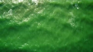 Kumsaldaki hava dalgaları. Deniz dalgaları güzel sahil manzaralı insansız hava aracı görüntülerinde 4k.