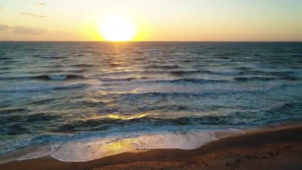 Θαλασσινά Κύματα Στην Όμορφη Πρωινή Θάλασσα — Αρχείο Βίντεο
