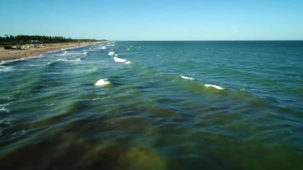 Vue aérienne vagues sur la plage de sable. vagues de la mer sur la belle plage vue aérienne drone 4k shot.