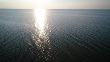 Kumsaldaki hava dalgaları. Deniz dalgaları güzel sahil manzaralı insansız hava aracı görüntülerinde 4k.