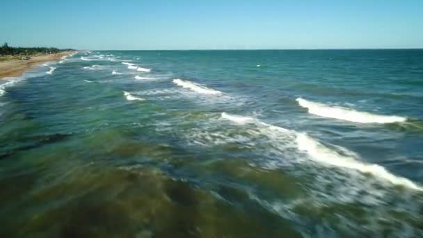 Αεροφωτογραφία Κύματα Στην Παραλία Της Άμμου Θαλασσινά Κύματα Στην Όμορφη — Αρχείο Βίντεο