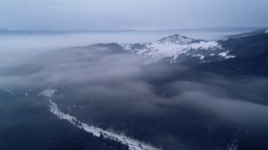 Gündoğumu kış Dağı 'Nda havadan görünüm