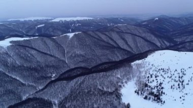 Kış Karpatları doğası, gerçek zamanlı hava manzarası, Uhd 4k