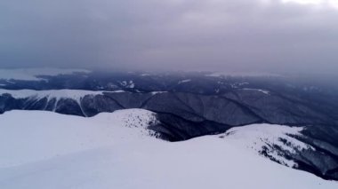 Kış Karpatları doğası, gerçek zamanlı hava manzarası, Uhd 4k