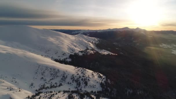 Vuelo Sobre Las Montañas Nevadas Iluminadas Por Sol Tarde — Vídeos de Stock