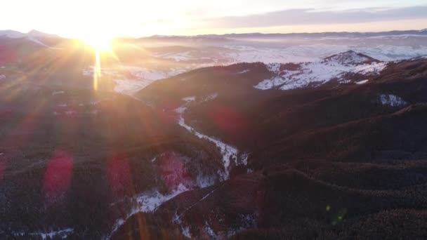 Lot Nad Śnieżnymi Górami Oświetlony Wieczornym Słońcem — Wideo stockowe