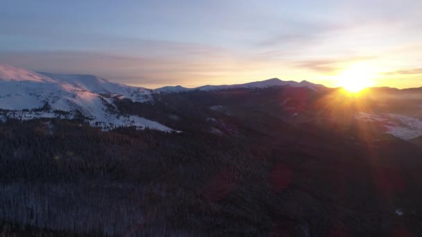Vuelo Sobre Las Montañas Nevadas Iluminadas Por Sol Tarde — Vídeos de Stock