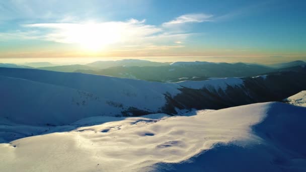 Πτήση Πάνω Από Χιονισμένα Βουνά Φωτίζεται Από Τον Απογευματινό Ήλιο — Αρχείο Βίντεο