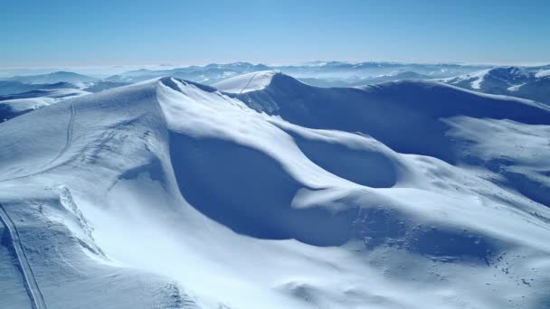 Okouzlující Pohled Majestátní Sněhové Závěje Horách Slunečného Bezmračného Zimního Dne — Stock video