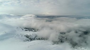 Sisli kış dağının hava manzarası. Çevre, doğa.