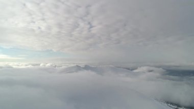 Sisli kış dağının hava manzarası. Çevre, doğa.