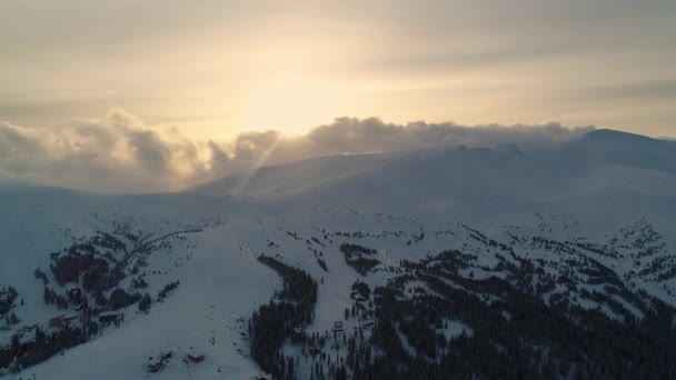 冬の国 夕方の日差しの中で山を飛び越える — ストック動画